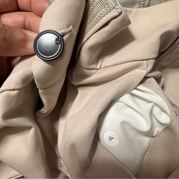 Lululemon Athletica Cream Outdoor Shorts Size 4 - Picture 6 of 9